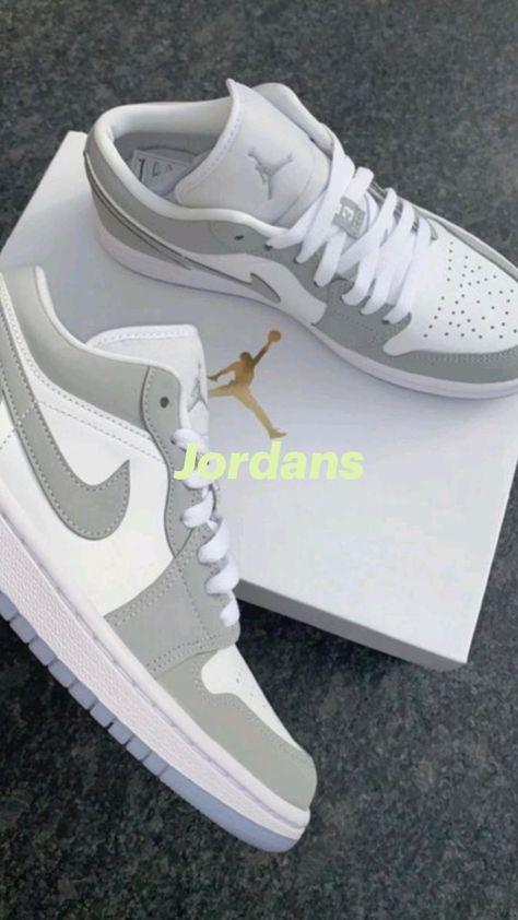 Kasut Nike, Sepatu Air Jordan, Wallpaper Nike, Trendy Shoes Sneakers, Nike Shoes Girls, Nike Fashion Shoes, Preppy Shoes, Jordan Shoes Girls, Jordan Shoes Retro