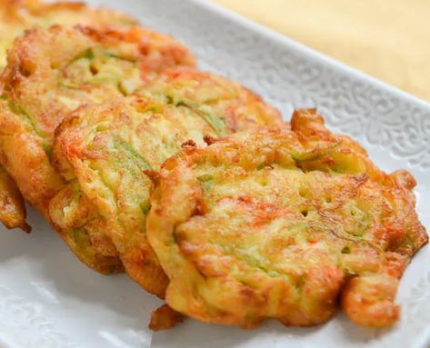 Zucchini Flower Fritters - everybodylovesitalian.com Squash Blossom Fritters, Squash Flower Fritters, Zucchini Flower Fritters, Zucchini Flowers Recipes Italy, Zucchini Flower Recipes, Squash Blossom Recipe, Recipe Using Zucchini, Zucchini Fritters Recipe, Easy Zucchini Recipes