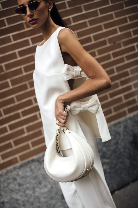 Luxury handbags like this white Fendi Fendigraphy bag are cheaper in some countries than others, thanks to multiple reasons like the VAT refund system available for tourists. If you're planning a trip down under, make sure to check out if Australia offers cheaper pricing than your home country in this article! | © Image of all white street style outfit via Launchmetrics Spotlight All White Street Style, Milano Street Style, White Street Style, Trip To Australia, Beige Crewneck, Classy Fall Outfits, Louis Vuitton Multi Pochette, Old Money Outfits, Hair Gift