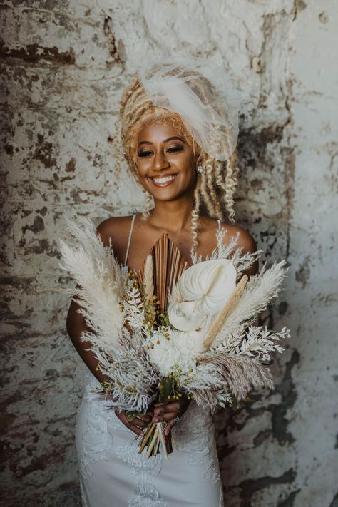 Today's boho beauty inspo comes to us in a fierce fury, showcasing three different (stunning) Black wedding hairstyles! Wedding Hair African American, Black Marriage, Black Wedding Hairstyles, Vintage Boho Wedding, Grass Bouquet, Romantic Wedding Hair, Wedding Dress Boutiques, Boho Beauty, Classic Brides