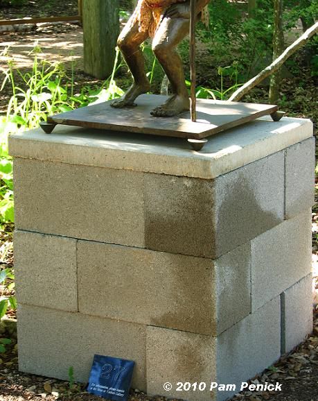 cinder block garden art display - Google Search Cinder Block Plant Stand Ideas, Round Pavers, Sculpture Display, Easy Backyard Diy, Outdoor Hacks, Cinder Block Garden, Yard Landscaping Simple, Container Planting, Landscaping Backyard