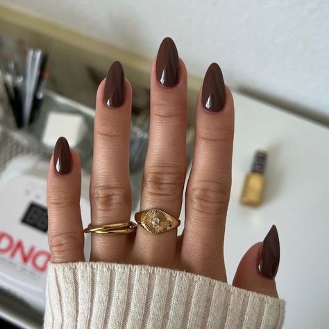 Embrace the season with simple yet stylish fall nail designs for 2024! Featuring warm tones and minimalist patterns, these nails are perfect for a cozy, autumnal look. 🍂 Ideal for everyday wear, these designs offer elegance with ease. Discover your new favorite fall nails today! #FallNails #SimpleNailArt #AutumnStyle Nails Stronger, Make Nails, Warm Purple, Nail Tip Designs, Band Nails, Dnd Gel Polish, Diva Nails, Nail Colour, Nail Polish Set