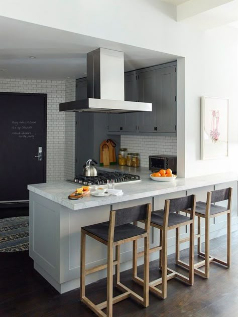 13 of the Most Beautiful Grey Kitchens We’ve Ever Seen — Eatwell101 Contemporary Grey Kitchen, Casa Rock, Peninsula Kitchen Design, Small Peninsula, Peninsula Kitchen, Kitchen Peninsula, Серая Кухня, Grey Kitchen Designs, Grey Kitchen Cabinets