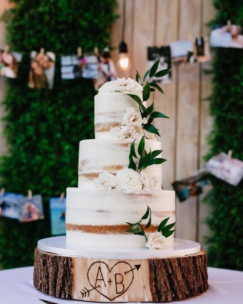 Wood Round Cake Stand, Cake On Wood Slice, Tree Trunk Cake Stand, Wood Slice Wedding Decor, Rustic Cake Ideas, Wood Wedding Cake Stand, Rustic Cake Table, Rustic Wedding Cake Ideas, Barn Wedding Cake