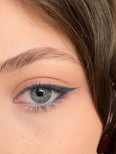 Blue Simple Eyeshadow, Simple Blue Makeup Looks, Dark Blue Eyeliner, Blue Eyeliner Makeup, Maquillage On Fleek, Simple Eyeshadow, Eye Makeup Pictures, Smink Inspiration, Dope Makeup