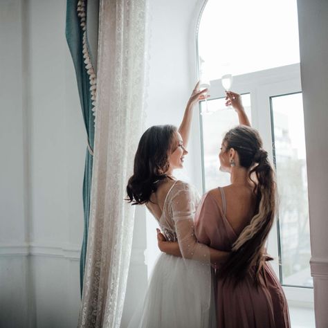 Wedding Pictures Maid Of Honor, Pictures With Maid Of Honor, Made Of Honor Photo Ideas, Maid Of Honor Pictures With Bride Cute Ideas, Maid Of Honour Bride Photos, Maid Of Honor Poses With Bride, Maid Of Honor Pictures With Bride, Maid Of Honor Photo Ideas, Maid Of Honor Aesthetic