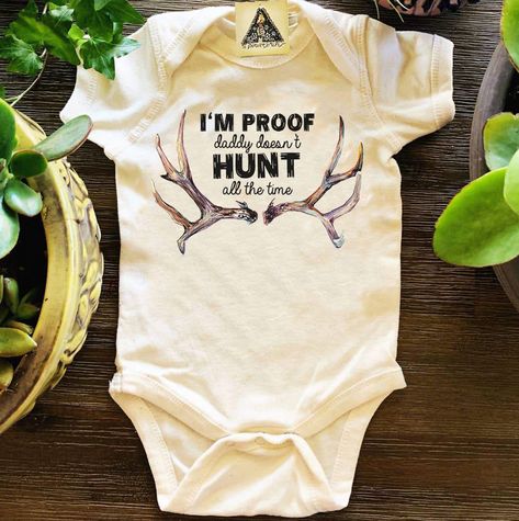 RUSTIC COLLECTION « I'M PROOF DADDY DOEESN'T HUNT ALL THE TIME » The proof is here! How amazing is this rustic little boy's bodysuit with hand-drawn antlers, and rustic text? This is the perfect baby gift for the Dad who hunts. Comes in a girl version as well. BODYSUITSNB: 5-8lbs. 3-6M: 7-15lbs.6-12M: 16-22lbs. 12-18M: 23-27lbs.18-24M: 28-30lbs Boy Hunting Nursery, Hunting Baby Shower Theme, Baby Boy Hunting, Western Baby Names, Western Baby Clothes, Hunting Baby, Cute Pregnancy Announcement, Western Babies