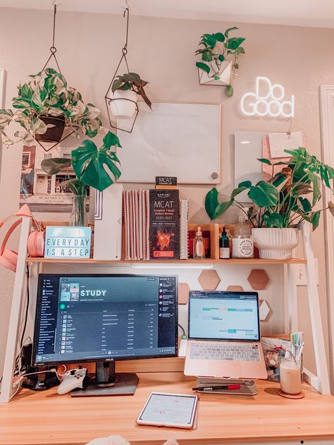 desk plants college ideas decor monitor premed psychology student coffee decor mcat Above Desk Organization, College Desk, Dorm Desk, Gaming Desk Setup, Cozy Desk, Dream Desk, Study Desk Decor, College Ideas, Desk Plants