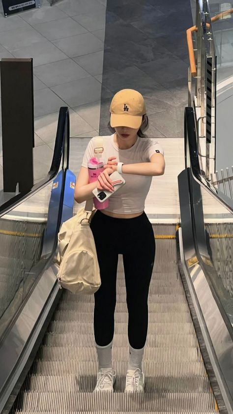 Track Workout Outfits, Yoga Girl Aesthetic Outfit, Korean Gym Outfit, Insta Dps, Gym Ootd, Gym Photo, Athletic Aesthetic, Gymwear Outfits, Gym Photos