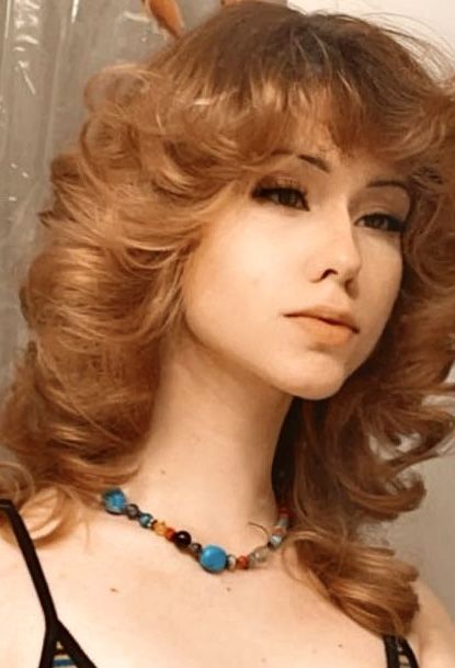 70s hair aesthetic 70s Wavy Hairstyles, Wavy 70s Hair, 70s Necklace, 80s Ginger Hair, 1970s Hair, 1970 Hair, 1970 Hairstyles, 70s Disco Hair, Big 80s Hair Curls