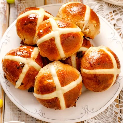 Traditional Hot Cross Buns Cross Buns Recipe, Sticky Buns Recipes, Hot Cross Buns Recipe, Tea Bread, Buns Recipe, Making Bread, Sugar Icing, Bread Buns, Hot Cross Buns