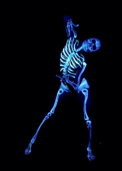 Blue Skeleton, body painting. Wird Photos, Painting Skeleton, Blue Skeleton, Skeleton Body, Textiles Sketchbook, Tattoo Prices, Body Art Photography, Illusion Art, Vintage Horror