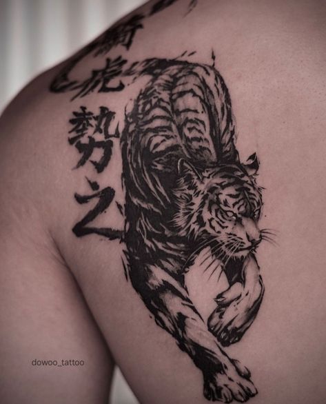 Flaming Tiger Tattoo, Tiger Bicep Tattoo Men, Men’s Tiger Tattoo, Tiger Tattoo Sleeve Forearm, Male Shoulder Tattoo Ideas For Men, Tiger Thai Tattoo, Samurai Shoulder Tattoo, Tiger Tattoo Shoulder, Animal Forearm Tattoo