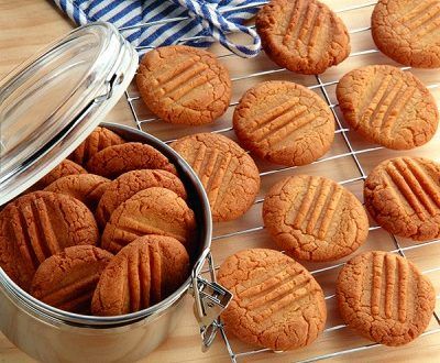 Hokey pokey biscuits - GrownUps New Zealand Hokey Pokey Biscuits, Kiwi Treats, Crisp Biscuits, Nz Recipes, Pomegranate Dessert, Fruit Jello, Mousse Parfait, Kiwi Christmas, New Zealand Recipes