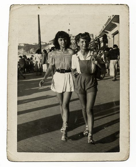 How cute are these two summer outfits?? Chronically Vintage: 15 photos of terrific real world 1940s summer fashions 1940's Hair, 40s Fashion Women, Riva Boat, 1940s Photos, Vintage Street Style, Collage Vintage, 40s Fashion, Couture Vintage, 1940s Fashion