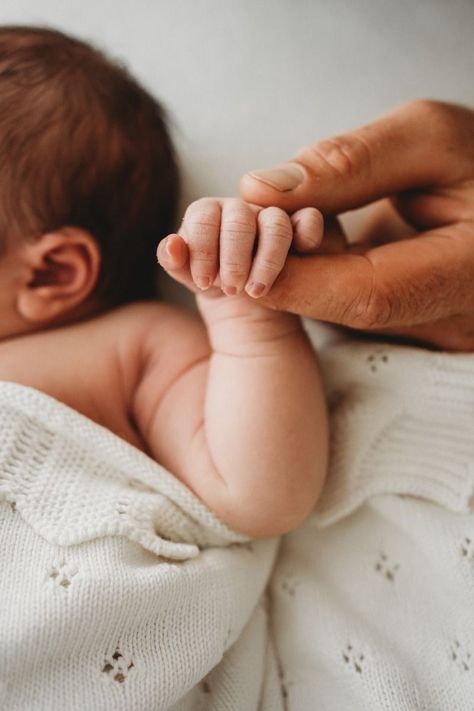 Newborn Simple Photoshoot, Newborn Photo Shoot In Nursery, Newborn Photos Details, Mommy And Newborn Pictures, Newborn Session Studio, Detail Newborn Shots, Indoor Newborn Photos, Newborn Photos Without Showing Face, At Home Family Newborn Photos