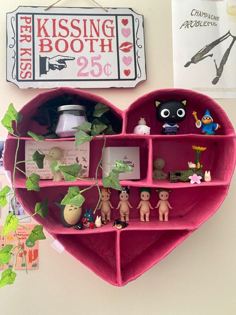 Pink Room Diy Decor, Room Inspo Diy Decor, Heart Shelf Decor, Y2k Shelf Decor, Fun Room Decor Ideas, Things To Make From Cardboard, Stuff To Make For Your Room, Projects With Cardboard, Room Diy Aesthetic