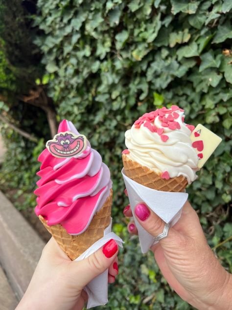 Photo of Alice in wonderland themed ice cream Disney World Aesthetic Food, Disneyland Paris Food Snacks, Disneyland Paris Snacks, Disney Paris Food, Disneyland Ice Cream, Disneyland Paris Food, Aesthetic Alice In Wonderland, Disney Ice Cream, Disney World Snacks