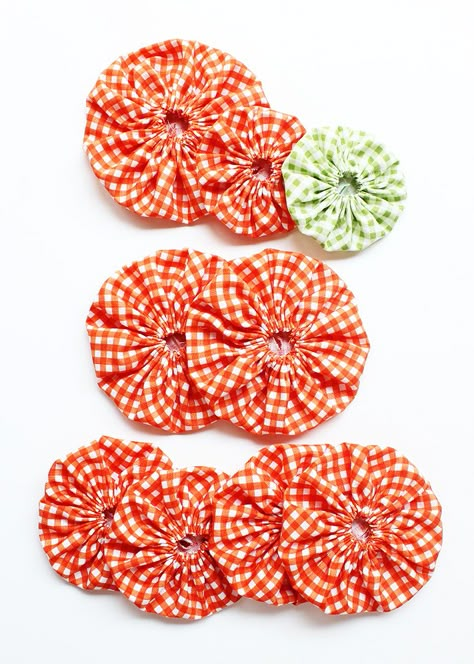 Fabric Pumpkin Crafts Diy, Fabric Yo Yo Pumpkins, Diy Fall Fabric Flowers, Diy Fall Fabric Crafts, Cloth Pumpkin Pattern, Yo Yo Crafts Projects, Yo Yo Pumpkins, Yoyo Pumpkins, Halloween Crafts With Fabric