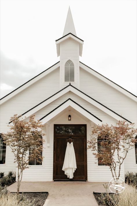 oklahoma city wedding venue | okc wedding venue | oklahoma wedding venue | ok wedding venue | outdoor okc wedding venue | outdoor oklahoma wedding venue | indoor wedding venue | chapel wedding venue | spring wedding decor | blush and blue wedding | wedding venues in okc | location: The Springs in Edmond, OK | photographer: Haley McElroy Co. Photography | #okcweddingvenue #weddingvenue #oklahomaweddingvenue #okweddingvenue #weddingvenue #outdoorwedding #bridesofok #okcwedding #okwedding #chapel Southern Fashion Fall, Blush And Blue Wedding, Ranch Style Weddings, Spring Wedding Decor, Tulsa Wedding Venues, Oklahoma Wedding Venues, Hebrews 13, Oklahoma Wedding, Spring Event