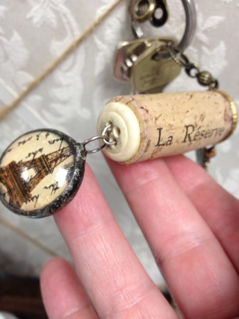 Cork Keychain Diy, Altered Spools, Wine Cork Keychain, Wine Corker, Cork Creations, Wine Cork Jewelry, Cork Keychain, Wine Cork Crafts Christmas, Wine Cork Diy Crafts