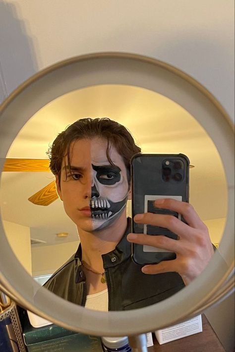 It Boy Halloween Costumes, Simple Halloween Face Paint For Men, Diy Guy Costumes Halloween, 2023 Halloween Costume Ideas Men, Halloween Costumes Man Easy, Halloween Face Makeup Men, Halloween Costumes Boys Teenage, Halloween Makeup Looks Men, Easy Halloween Costume Men