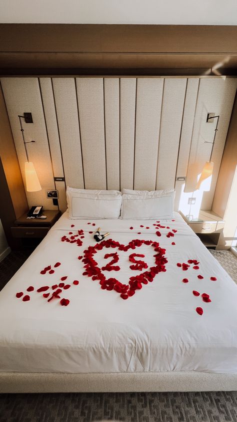 Red rose petals on luxury hotel bed in the shape of a heart with 25 written in the middle. Hotel Room Romantic Rose Petals, Rose Petals Decor, Romantic Bedroom Decor Ideas, Bad Room Ideas, Boyfriends Birthday Ideas, Romantic Bedroom Ideas, Floral Bedroom Decor, 17th Birthday Ideas, Bedroom Candles