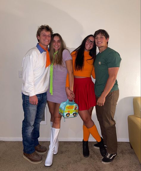 #scoobydoo #daphne #diycostume #halloweencostumes #halloween Halloween Costumes Couples Scooby Doo, Couple Diy Costumes Halloween, Scooby Couples Costume, Freddie And Daphne Costume, Fred And Daphne Halloween Costume, Costume Duos Couple, Shaggy And Daphne Costume, Daphne Diy Costume, Fred And Daphne Costume Couple