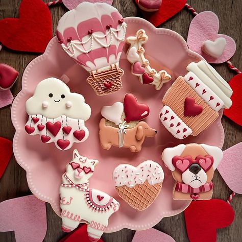 Valentine’s Day cookie set. Cookie picture tip: use mini marshmallows to prop up cookies if you have a curved plate and it will prevent… | Instagram Valentines Cookies Decorated Ideas, Super Bowl Cookies, Up Cookies, Valentine Cookies Decorated, Fox Farm, Farm Cookies, Valentines Cookies, Cookie Pictures, Valentine Sugar Cookies