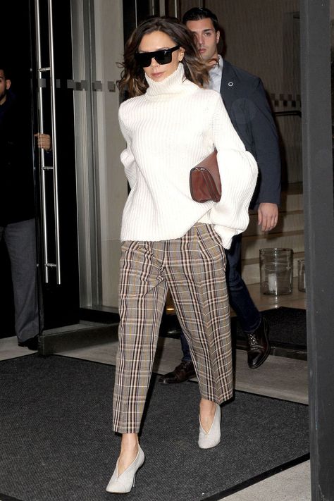 Victoria Beckham Style Casual Chic, Beckham Style Casual, Chic Classy Outfits, Casual Chic Classy, Beckham Style, Victoria Beckham Outfits, Victoria Beckham Style, Tweed Trousers, Elegante Y Chic