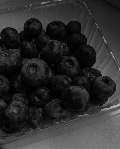 Food Black Aesthetic, Low Exposure, Black Food, Dark Paradise, Gray Aesthetic, Classy Aesthetic, Black And White Aesthetic, White Aesthetic, Pretty Food