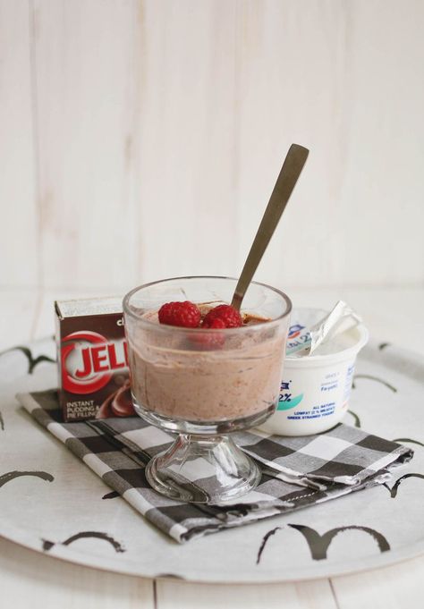 Chocolate Pudding Greek Yogurt: You'll need 1 1/2 to 2 tablespoons instant chocolate pudding and 7 oz. greek yogurt. Stir together. Stir well; you don't want any clumps of powder. Top with fresh fruit. I personally think this makes a better afternoon snack or light dessert than a breakfast because it feels so decadent, even though it's pretty healthy. You could also freeze this and have a really great frozen yogurt treat! Pudding Greek Yogurt, Greek Yogurt Dessert, Yogurt Diet, Chocolate Pudding Desserts, Chocolate Greek Yogurt, Weight Watcher Desserts, Yogurt Dessert, Sugar Free Pudding, Healthy Yogurt