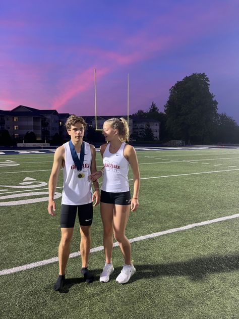 Xc Couples, Track Couple Pictures, Track And Field Couples, Track Boyfriend, Track Couples, Track Szn, Running Couple, Running Inspo, Cute Running Outfit