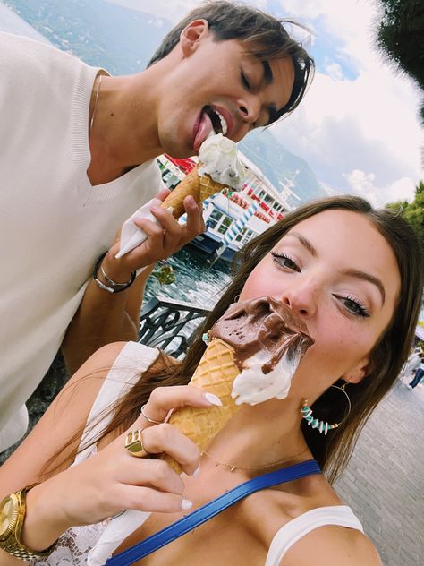 Couple Ice Cream, Couple Eating, Ice Cream Funny, Bf Goals, Italian Ice Cream, A M, Couple Travel, Italian Ice, Eating Ice Cream