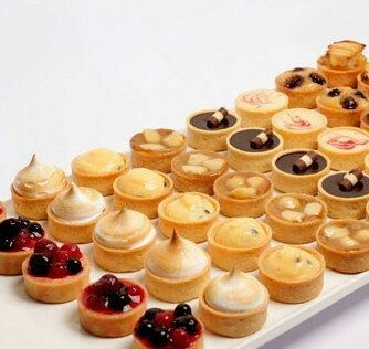 Types Of Pastries, Tiny Desserts, Chip Dips, High Tea Food, French Patisserie, French Desserts, Small Desserts, Fancy Desserts, Dessert Buffet