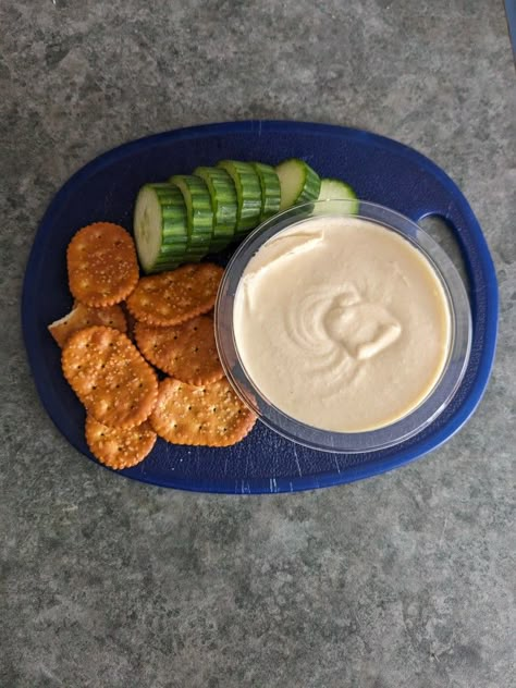 Cucumbers And Hummus, Hummus And Crackers, Cucumber And Hummus, Cucumber Hummus, Funky Food, Extreme Food, Low Cholesterol Diet, Healthy Lunch Snacks, Yummy Healthy Snacks