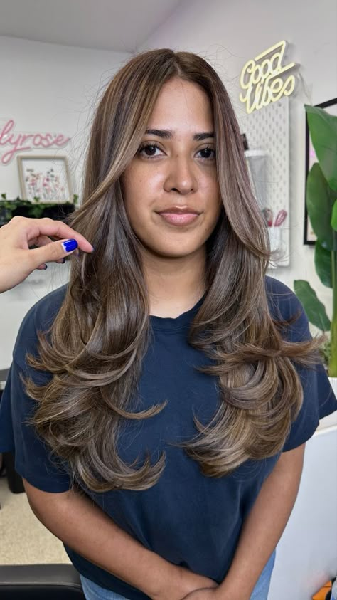 Indian Skin Hair Color, Indian Hair Highlights, Asian Hair Highlights, Balyage Hair, Hair Color For Brown Skin, Hair Color Blonde Highlights, Haircuts For Long Hair With Layers, Brown Hair Looks, Hair Color Options