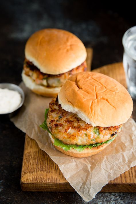 Shrimp Burgers with Bacon and Mozzarella Shrimp Burger Recipe, Shrimp Burgers, Low Carb Shrimp, Shrimp Burger, Shrimp Cakes, Crispy Fish, Salmon And Shrimp, Ground Meat Recipes, Bacon Burger