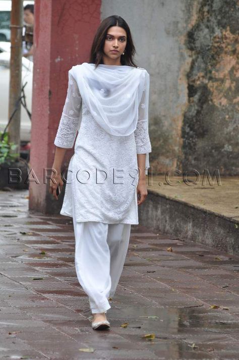 White Indian Outfit, Salwar Designs, Dress Salwar Kameez, Casual Indian Fashion, Desi Fashion Casual, Salwar Kamiz, Mode Abaya, Desi Clothes, Kurta Designs Women