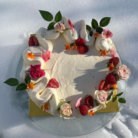 Flower And Fruit Cake, Flower Fruit Cake, Berries And Cream Cake, Peruvian Wedding, Fruit Cake Decoration, Birthday Cake Beer, Mascarpone Buttercream, Slice Of Birthday Cake, Fruit Wedding Cake