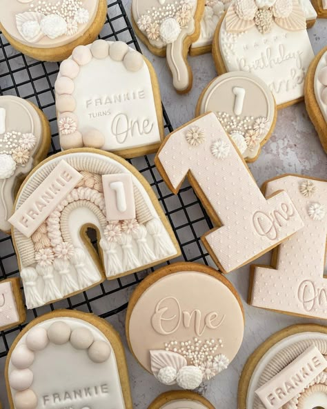 Fondant Cookie Designs, Cookies Fondant Decoration, Fondant Cookies Ideas, First Birthday Sugar Cookies, Fondant Sugar Cookies, 1st Birthday Cookies, Birthday Biscuits, Dedication Invitations, First Birthday Cookies