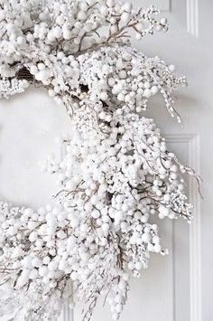 Winter Wonderland-party, Wreath Decorating Ideas, White Christmas Wreath, White Wreath, Winter Wreaths, Winter Decorating, Dreaming Of A White Christmas, Winter Wonderland Party, White Christmas Decor