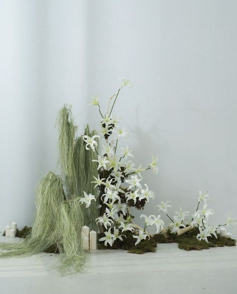 Moss Floral Installation, Ikebana Wedding, Wild Flower Arrangements, Grass Centerpiece, Floral Installation, Flower Installation, Organic Wedding, Wedding Flower Inspiration, Ceremony Inspiration