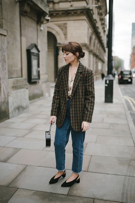 Oversized plaid blazer with mom jeans and slingback heels. Vintage inspired outfit.  www.alicecatherine.com 2017 11 08 back-to-vintage Blazer Outfits Work, Work Blazer Outfit, Plaid Blazer Outfit, Blazer Outfit Ideas, Alice Catherine, Winter Blazer, Outfit Work, Casual Outfit Inspiration, Blazer Outfit