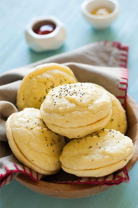 This Paleo hamburger buns recipe is surprisingly easy and good. I especially love it with Paleo sloppy joes. Paleo Hamburger Buns, Paleo Buns, Hamburger Buns Recipe, Paleo Bread Recipe, Hamburger Bun Recipe, Paleo Side Dishes, Grain Free Bread, Pan Sin Gluten, Baking With Almond Flour