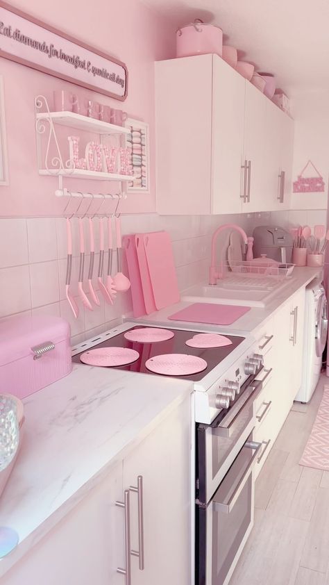 Pink And White Kitchen, Pink Appliances, Pink Apartment Decor, Pink Fridge, Pink Apartment, Apartment Simple, Pink Kitchen Decor, House Aesthetics, Girly Apartments