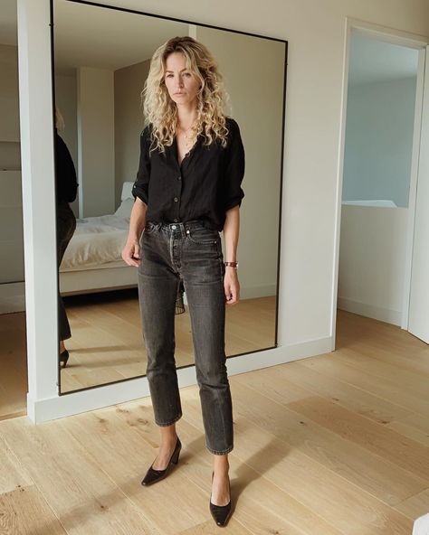 Black Pumps Outfit, Outfit Nero, Black Shirt Outfits, Jeans Outfit For Work, Anouk Yve, Black Button Up Shirt, Style Casual Chic, Black Shirts Women, Black Button Down Shirt