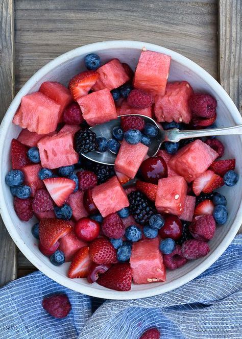 30 Perfect Beach Snacks | Healthy Berry Watermelon Fruit Salad Watermelon Berry Salad, Fruit Bowl Party, Summery Foods, Watermelon Fruit Salad, Easy Fruit Salad Recipes, Beach Snacks, Sommer Mad, Healthy Fruit Salad, Menu Sarapan Sehat