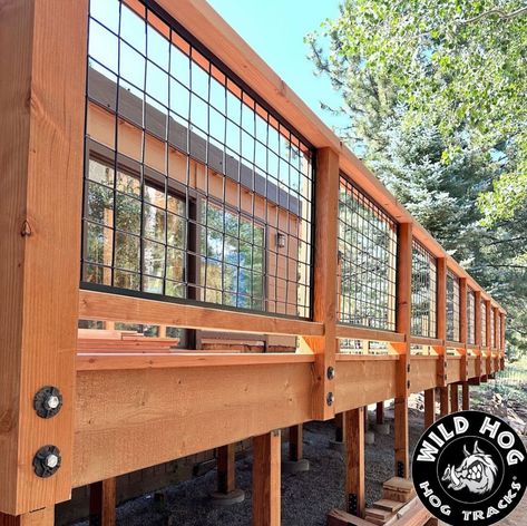 DIY Fence Hog Wire Railing Decks, Hog Fence Railing, Hog Pen Deck Railing, Black Hog Wire Deck Railing, Hog Wire Porch Railing, Cattle Panel Deck Railing, Hog Panel Railing, Hog Panel Deck Railing, Hog Wire Fence Ideas