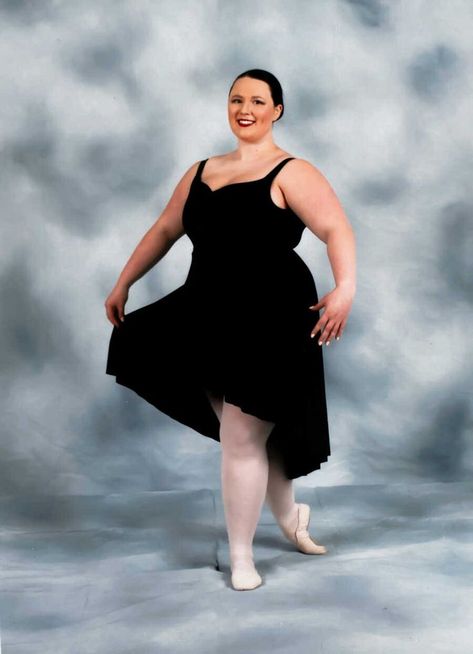 Woman with no prior experience becomes a ballerina at 25 to prove anything is possible Bigger Ballerina, Hailey Character, Plus Size Dancer, Fat Ballerina, Plus Size Ballerina, Ballerina Fashion, Love What Matters, Dancer Pose, Ballet Poses